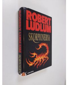 Kirjailijan Robert Ludlum käytetty kirja Skorpionerna