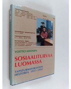 Kirjailijan Voitto Ahonen käytetty kirja Sosiaaliturvaa luomassa : Tapaturmaviraston historia 1917-1992
