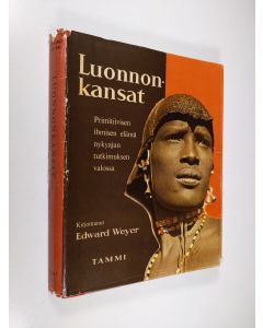 Kirjailijan Edward Weyer käytetty kirja Luonnonkansat : primitiivisen ihmisen elämä nykyajan tutkimuksen valossa