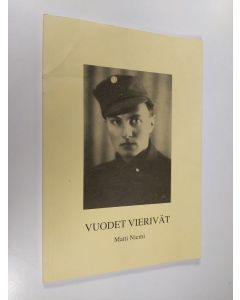 Kirjailijan Matti Niemi käytetty kirja Vuodet vierivät (signeerattu, tekijän omiste)