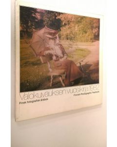 Tekijän Kalervo Katajavuori  käytetty kirja Valokuvauksen vuosikirja 1982 = Finsk fotografisk årsbok = Finnish Photographic Yearbook