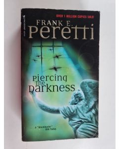 Kirjailijan Frank E. Peretti käytetty kirja Piercing the darkness