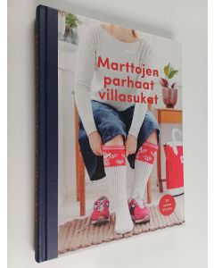 Kirjailijan Reija Salovaara käytetty kirja Marttojen parhaat villasukat