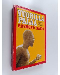 Kirjailijan Raymond J. Davis käytetty kirja Vuorilla palaa : kertomus ihmeestä Etiopiassa