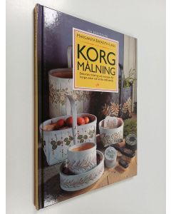 Kirjailijan Margareta Ekeroth-Lind käytetty kirja Korgmålning : dekorativ målning och mönster för korgar, askar och andra träföremål