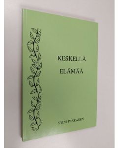 Kirjailijan Sylvi Pekkanen käytetty kirja Keskellä elämää