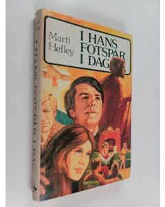 Kirjailijan Marti Hefley käytetty kirja I hans fotspår idag