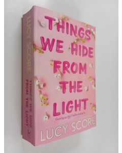 Kirjailijan Lucy Score käytetty kirja Things we hide from the light