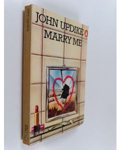 Kirjailijan John Updike käytetty kirja Marry me : A romance