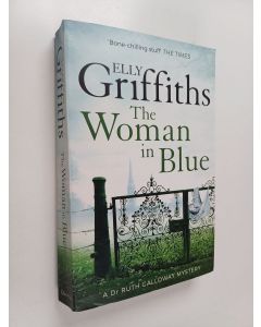 Kirjailijan Elly Griffiths käytetty kirja The woman in blue : a Dr Ruth Galloway mystery