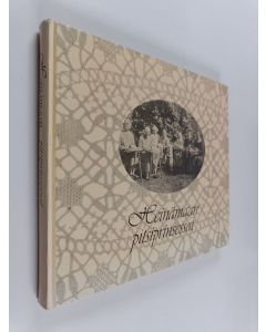 Tekijän Alli Hosiaisluoma-Karppinen  käytetty kirja Heinämaan pitsiprinsessat = Lace princesses in Heinämaa