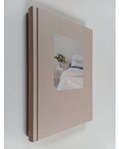 Kirjailijan Sara Karlsson käytetty kirja Asioita jotka tekevät kodin