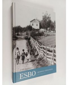 Kirjailijan Aapo Roselius käytetty kirja Esbo -hembygd i förvandling : Esbo hembygdsförening 100 år
