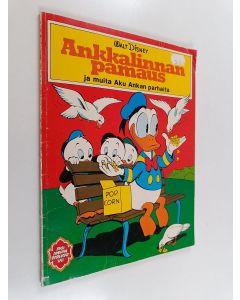 Kirjailijan Walt Disney & Carl Barks käytetty kirja Ankkalinnan pamaus ja muita Aku Ankan parhaita