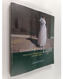 Kirjailijan Ibarionex Perello käytetty kirja Chasing the Light : Improving Your Photography with Available Light
