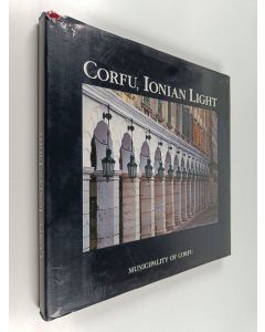 Kirjailijan Dēmētrēs Tsounkarakēs & Nikos Karapatakēs ym. käytetty kirja Corfu, Ionian Light