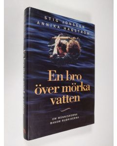 Kirjailijan Stig Jonsson käytetty kirja En bro över mörka vatten : om människorna bakom rubrikerna