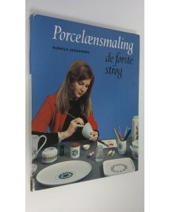 Kirjailijan Gunhild Jorgensen käytetty kirja Porcelensmaling de forste strog : Grundteknik og fri monsterskaben