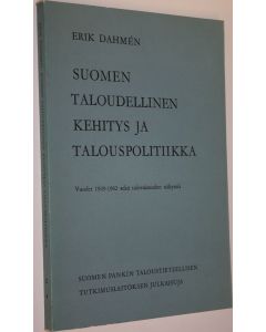 Kirjailijan Erik Dahmen käytetty kirja Suomen taloudellinen kehitys ja talouspolitiikka : vuodet 1949-1962 sekä tulevaisuuden näkymiä : En undersökning av åren 1949-1962 samt några framtidsperspektiv