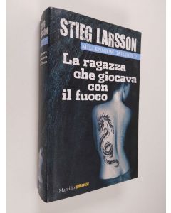 Kirjailijan Stieg Larsson käytetty kirja Ka ragazza che giocava con il fuoco