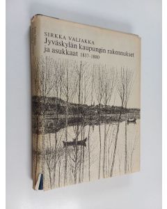 Kirjailijan Sirkka Valjakka käytetty kirja Jyväskylän kaupungin rakennukset ja asukkaat 1837-1880