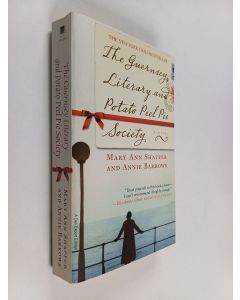 Kirjailijan Mary Ann Shaffer käytetty kirja The Guernsey literary and potato peel pie society