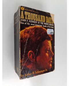 Kirjailijan Arthur M. Schlesinger käytetty kirja A thousand days : John F. Kennedy in the White House