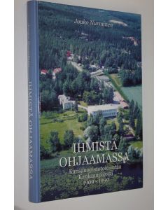 Kirjailijan Jouko Nurminen käytetty kirja Ihmistä ohjaamassa (signeerattu) : kansanopistotoimintaa Kankaanpäässä 1909-1999