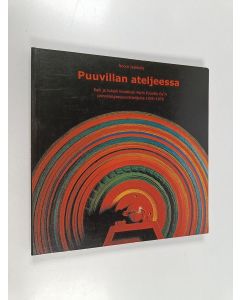 Kirjailijan Noora Jaakkola käytetty kirja Puuvillan ateljeessa : Raili ja Juhani Konttinen Porin Puuvilla Oy:n painokangassuunnittelijoina 1955-1976