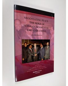 Kirjailijan Andrea Bartoli käytetty kirja Negotiating Peace - The Role of Non-Governmental Organizations