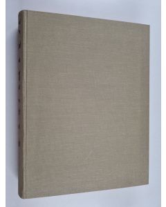 Kirjailijan Elias Lönrott käytetty kirja Kalevala : liitteenä 24 kuvaa Akseli Gallen-Kallelan maalauksista