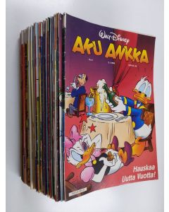 Kirjailijan Walt Disney käytetty teos Aku Ankka vuosikerta 1998 (puuttuu nrot 19, 20, 21,30)