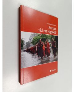 Kirjailijan Bertil Ekenstén-Möller käytetty kirja Burma vid ett vägskäl