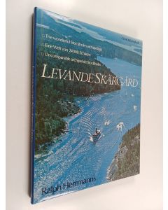 Kirjailijan Ralph Herrmanns käytetty kirja Levande skärgård : The wonderful Stockholm archipelago = Eine Welt von 24000 Schären = L'incomparable archipel de Stockholm