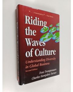 Kirjailijan Fons Trompenaars käytetty kirja Riding the waves of culture : understanding cultural diversity in global business