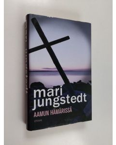 Kirjailijan Mari Jungstedt käytetty kirja Aamun hämärissä