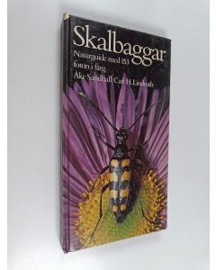 Kirjailijan Åke Sandhall käytetty kirja Skalbaggar : naturguide i färg om skalbaggarnas utseende, utveckling, levnadssätt och beteenden