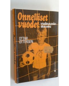 Kirjailijan Ottar Ottersen käytetty kirja Onnelliset vuodet : vanhempaintietoutta