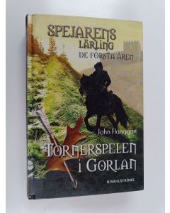 Kirjailijan John Flanagan käytetty kirja Tornerspelen i Gorlan