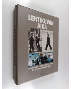 Kirjailijan Jorma Komulainen käytetty kirja Lehtikuvan aika : suomalaisen kuvajournalismin vuodet = The era of the press photograph : Finnish press photography over the years