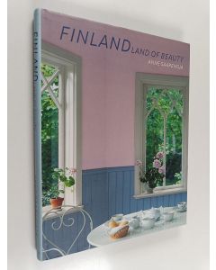 Kirjailijan Anne Saarenoja käytetty kirja Finland : land of beauty