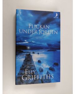 Kirjailijan Elly Griffiths käytetty kirja Flickan under jorden