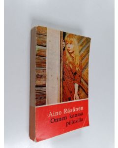 Kirjailijan Aino Räsänen käytetty kirja Onnen kanssa piilosilla