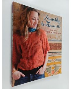 Kirjailijan Dora Ohrenstein käytetty kirja Kaunista koukkuamalla : uutta tyyliä perinteisellä tekniikalla