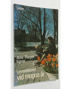 Kirjailijan Anne-Margret Ingmar käytetty kirja Levnadskonst vid mogna år