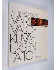 Kirjailijan John Hedgecoe käytetty kirja Värivalokuvauksen taito