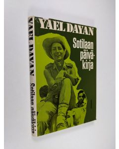 Kirjailijan Yael Dayan käytetty kirja Sotilaan päiväkirja : Siinai 1967