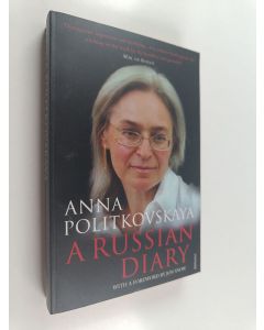 Kirjailijan Anna Politkovskaia käytetty kirja A Russian diary