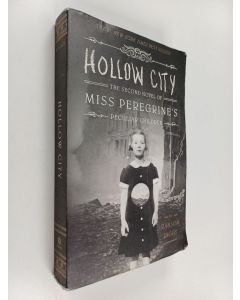 Kirjailijan Ransom Riggs käytetty kirja Hollow city : the second novel of miss peregrine's peculiar children
