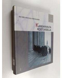 Kirjailijan Vesa Vares käytetty kirja Kansanvalta koetuksella